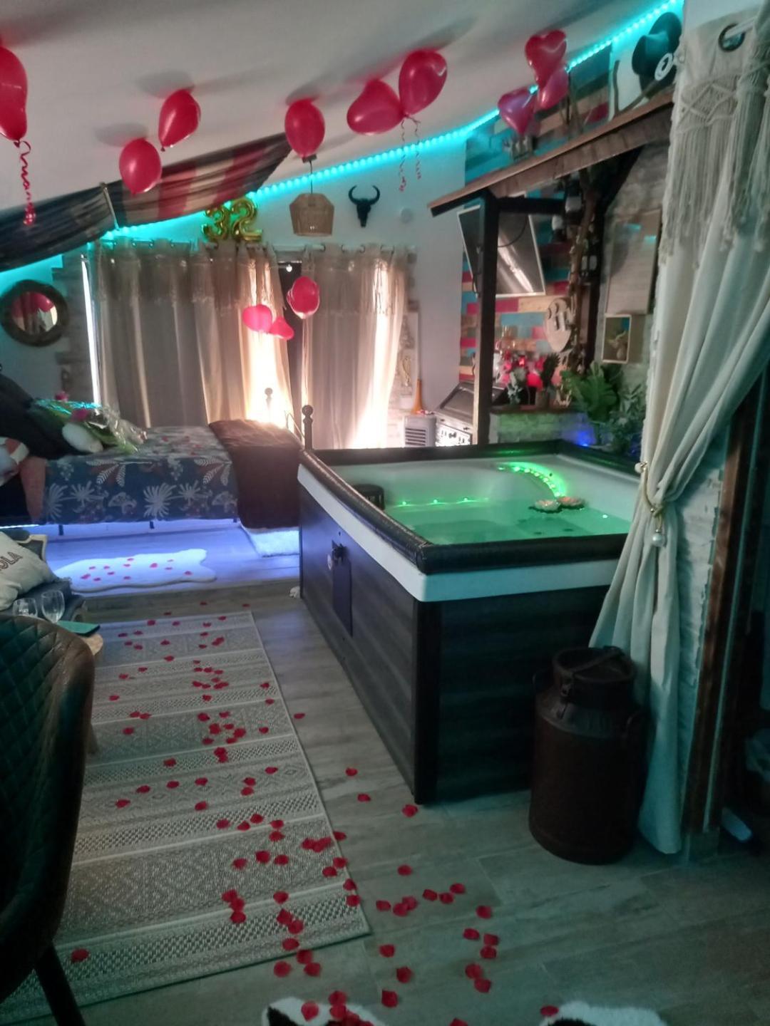 L'Histoire De L'Ouest , Jacuzzi Appartement Dole Extérieur photo